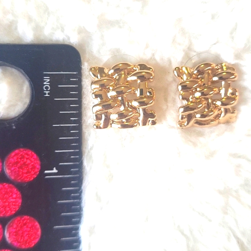 Elegant Gold Chain Link Earrings - Picture 2 of 3